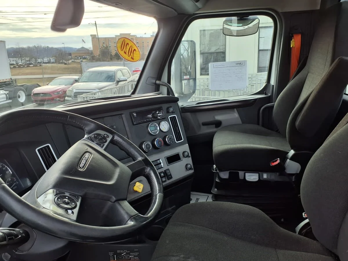 2020 Freightliner Cascadia in Knoxville, TN — photo 7