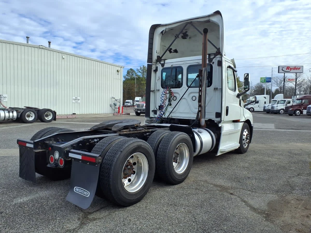 2020 Freightliner Cascadia in Knoxville, TN — photo 4