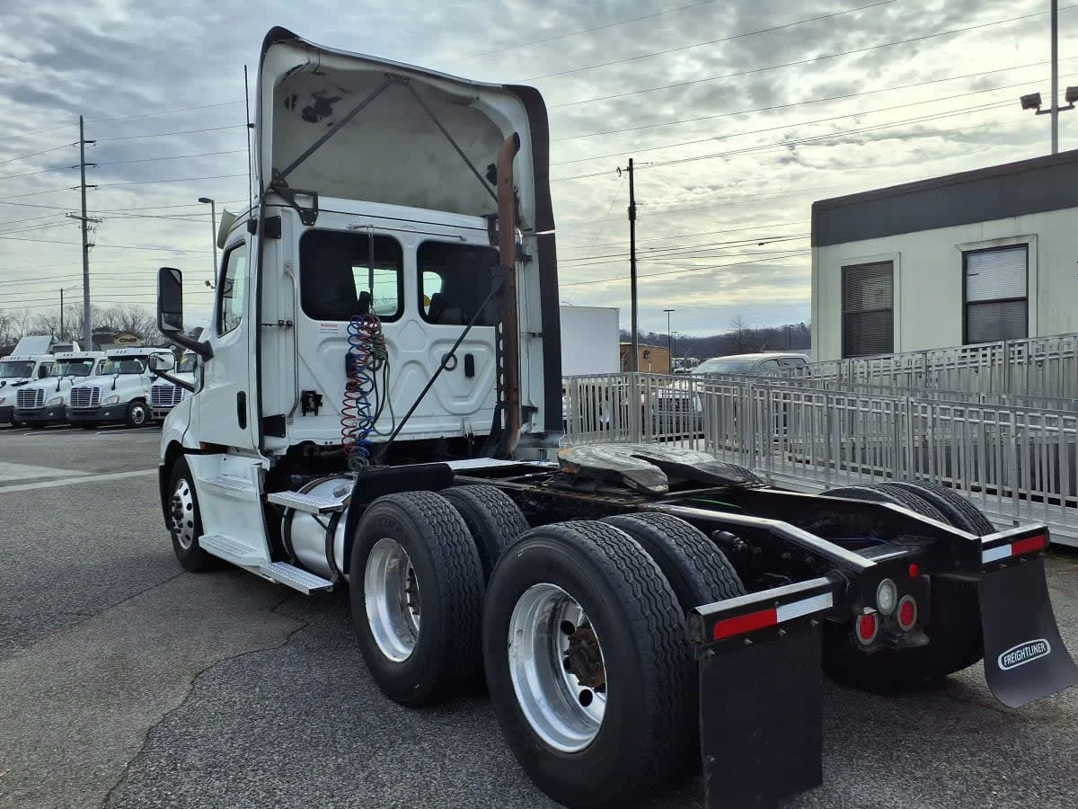 2020 Freightliner Cascadia in Knoxville, TN — photo 6