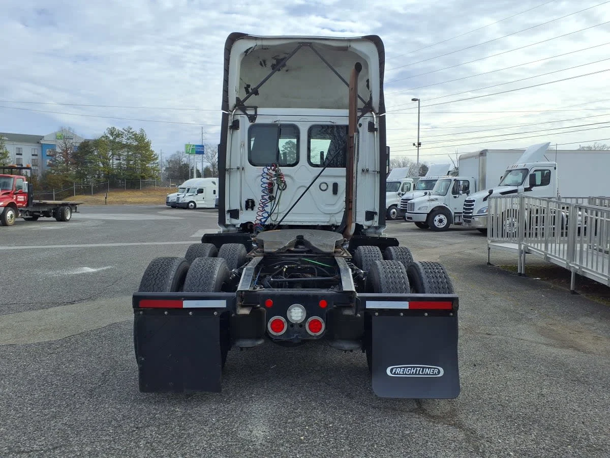 2020 Freightliner Cascadia in Knoxville, TN — photo 5