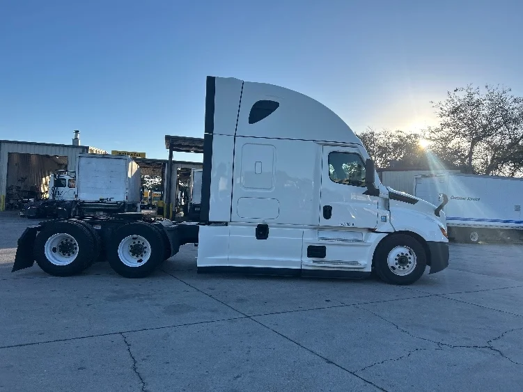 2023 Freightliner Cascadia in Tampa, FL — photo 8