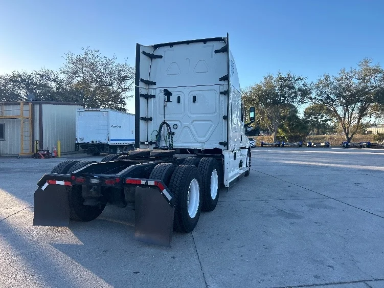 2023 Freightliner Cascadia in Tampa, FL — photo 7