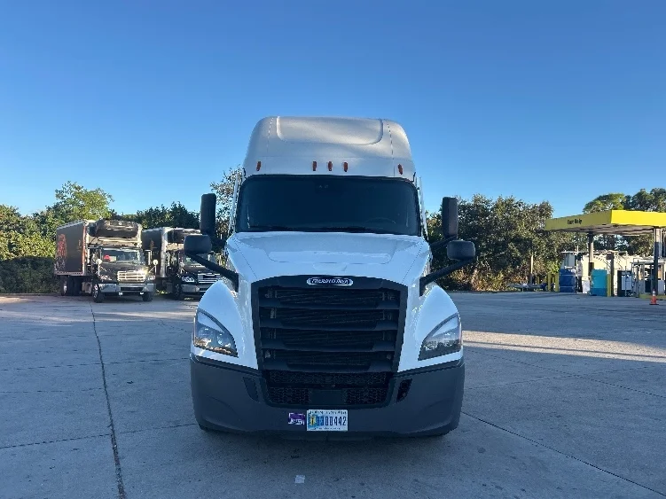 2023 Freightliner Cascadia in Tampa, FL — photo 2