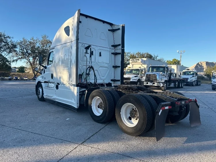 2023 Freightliner Cascadia in Tampa, FL — photo 5