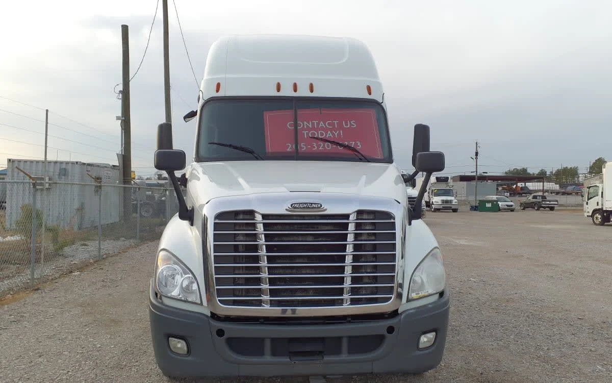 2020 Freightliner Cascadia in Birmingham, AL — photo 2