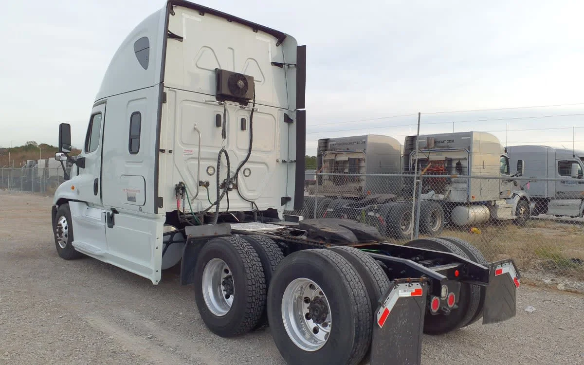 2020 Freightliner Cascadia in Birmingham, AL — photo 6