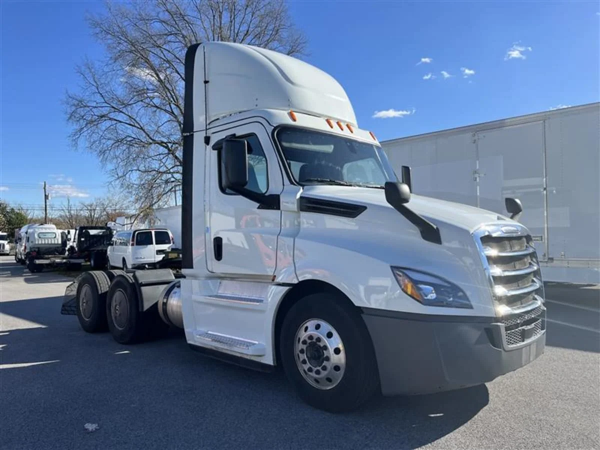 2019 Freightliner Cascadia in Beltsville, MD — photo 3