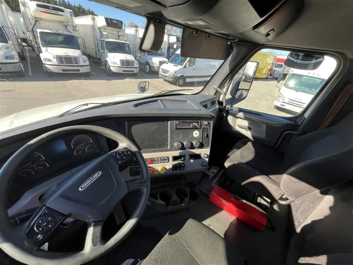 2019 Freightliner Cascadia in Beltsville, MD — photo 7