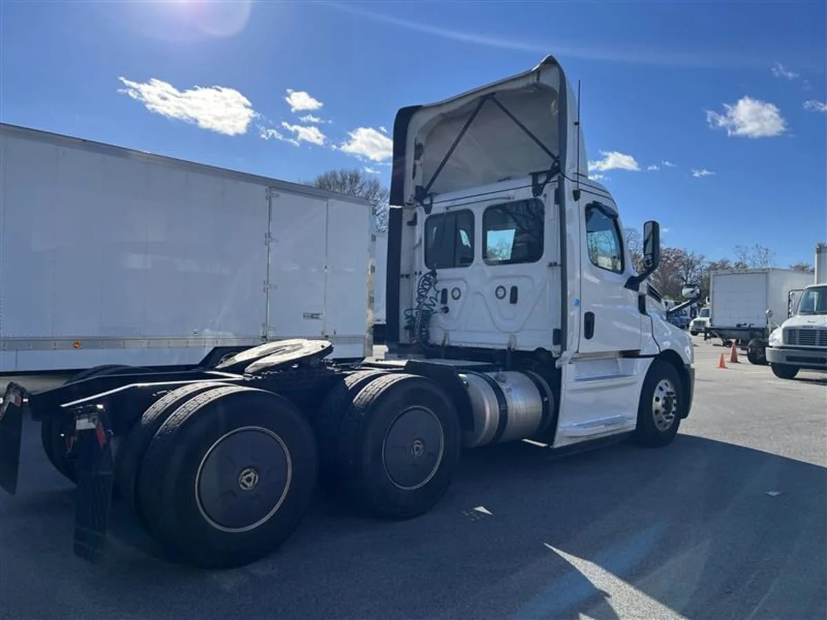 2019 Freightliner Cascadia in Beltsville, MD — photo 4