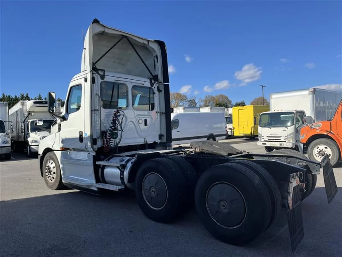 2019 Freightliner Cascadia in Beltsville, MD — photo 6