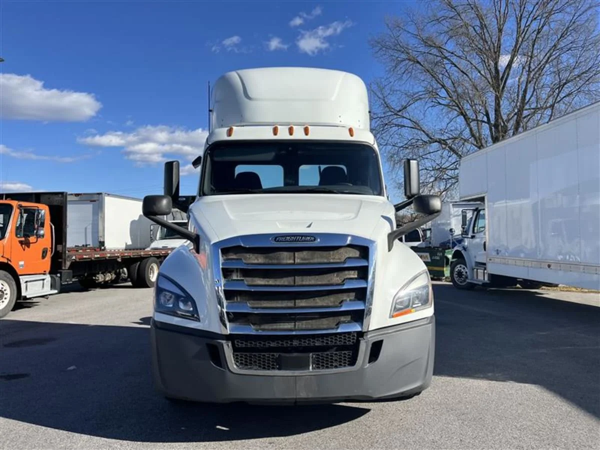2019 Freightliner Cascadia in Beltsville, MD — photo 2