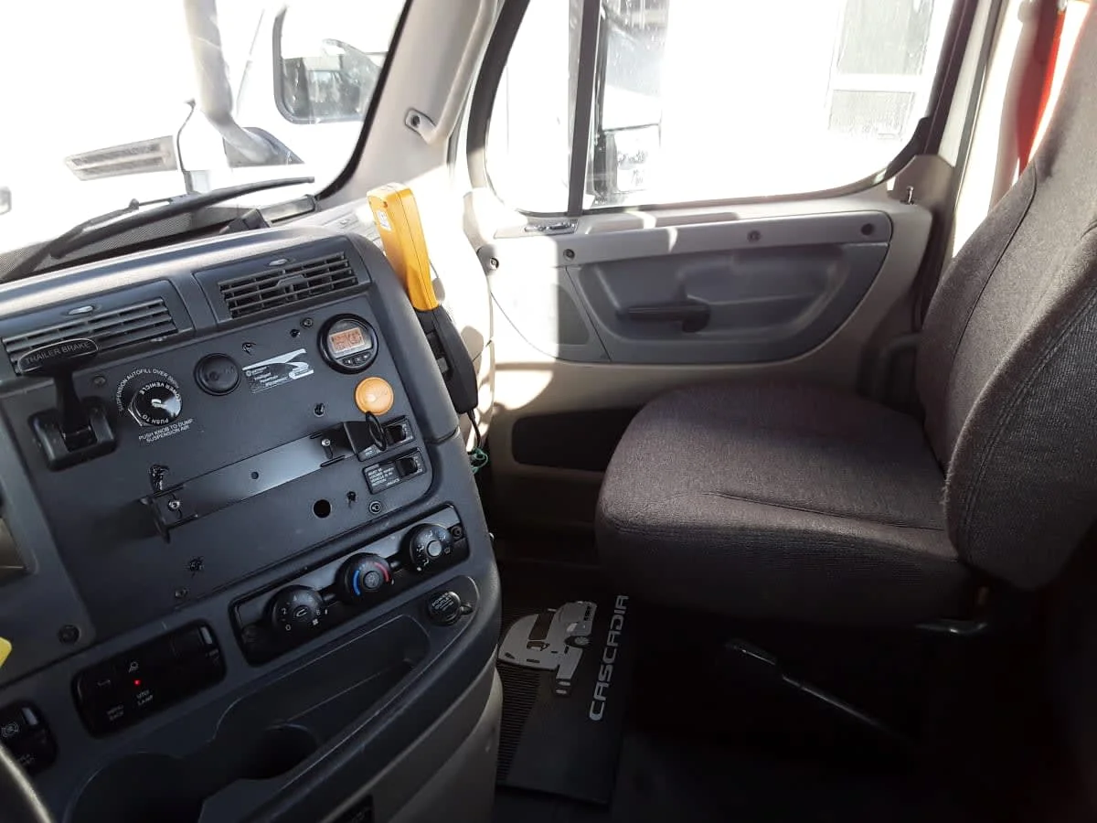 2017 Freightliner Cascadia - image 8