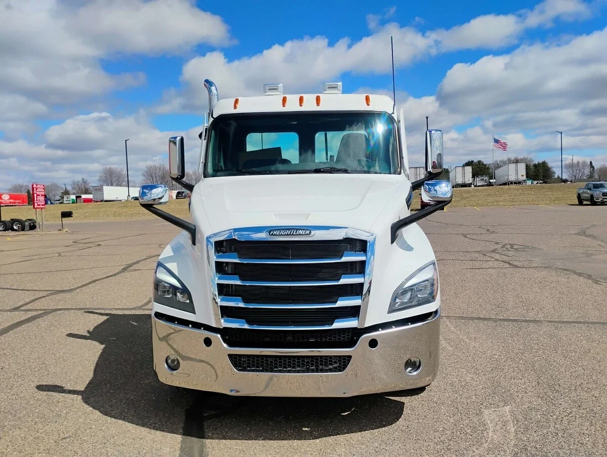 2027 Freightliner Cascadia - image 2