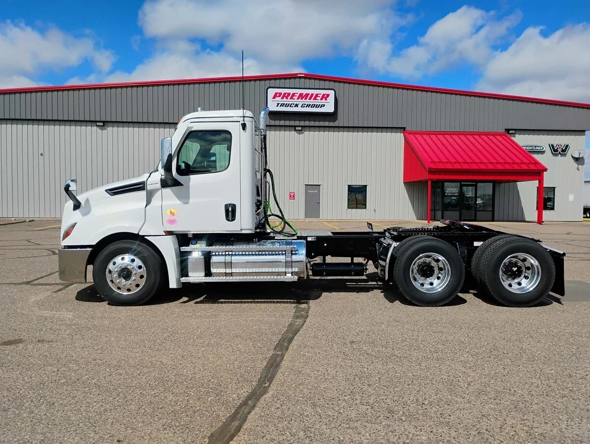 2027 Freightliner Cascadia — photo 8