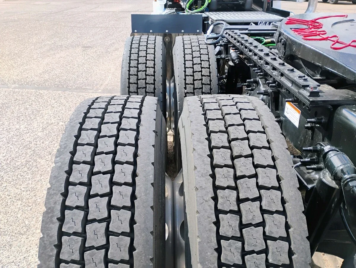 2027 Freightliner Cascadia - image 9