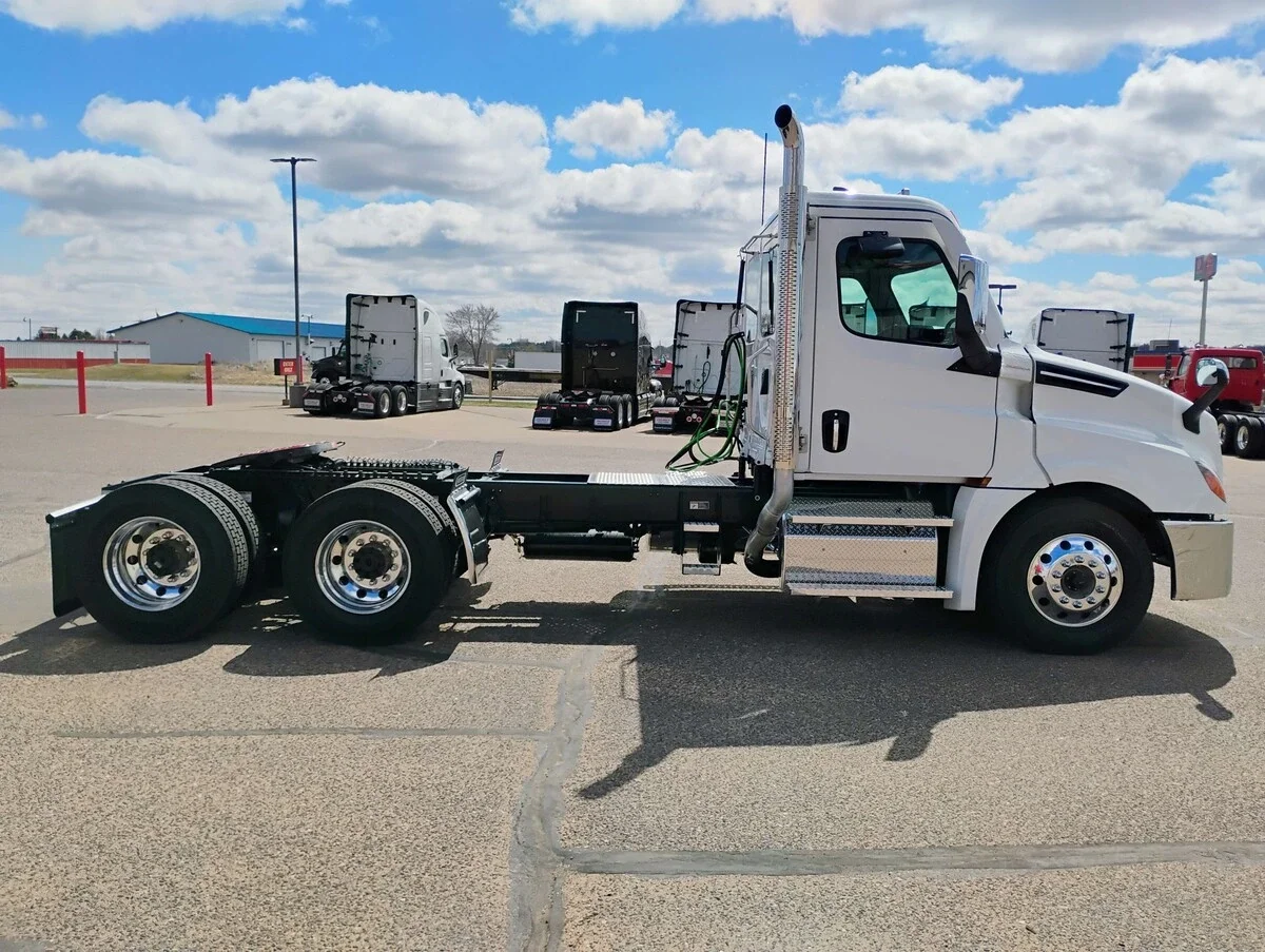 2027 Freightliner Cascadia — photo 4