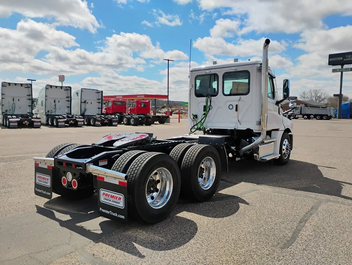 2027 Freightliner Cascadia — photo 5