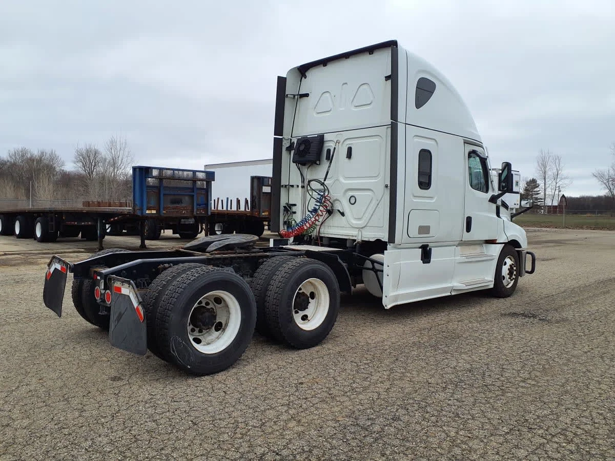 2022 Freightliner Cascadia - image 4