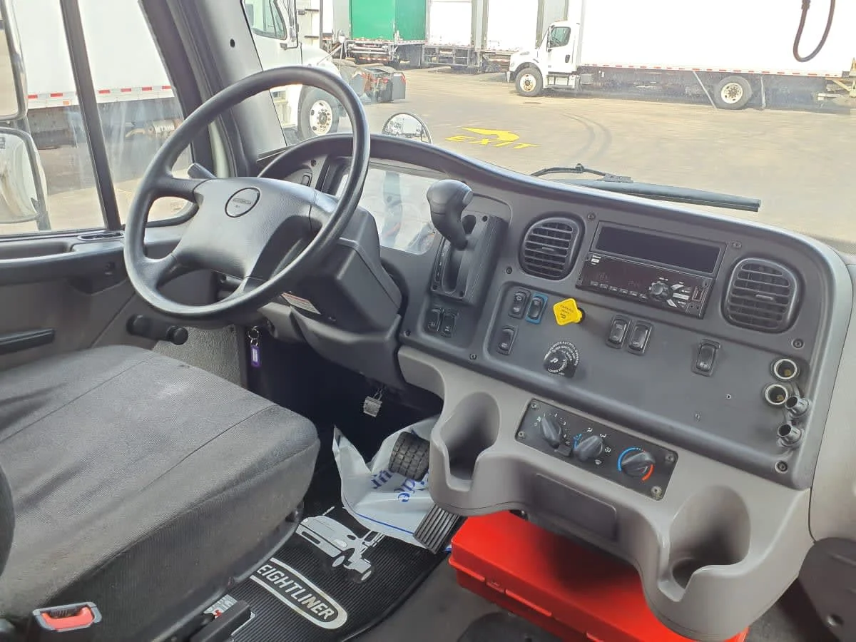 2019 Freightliner M2 106 - image 7