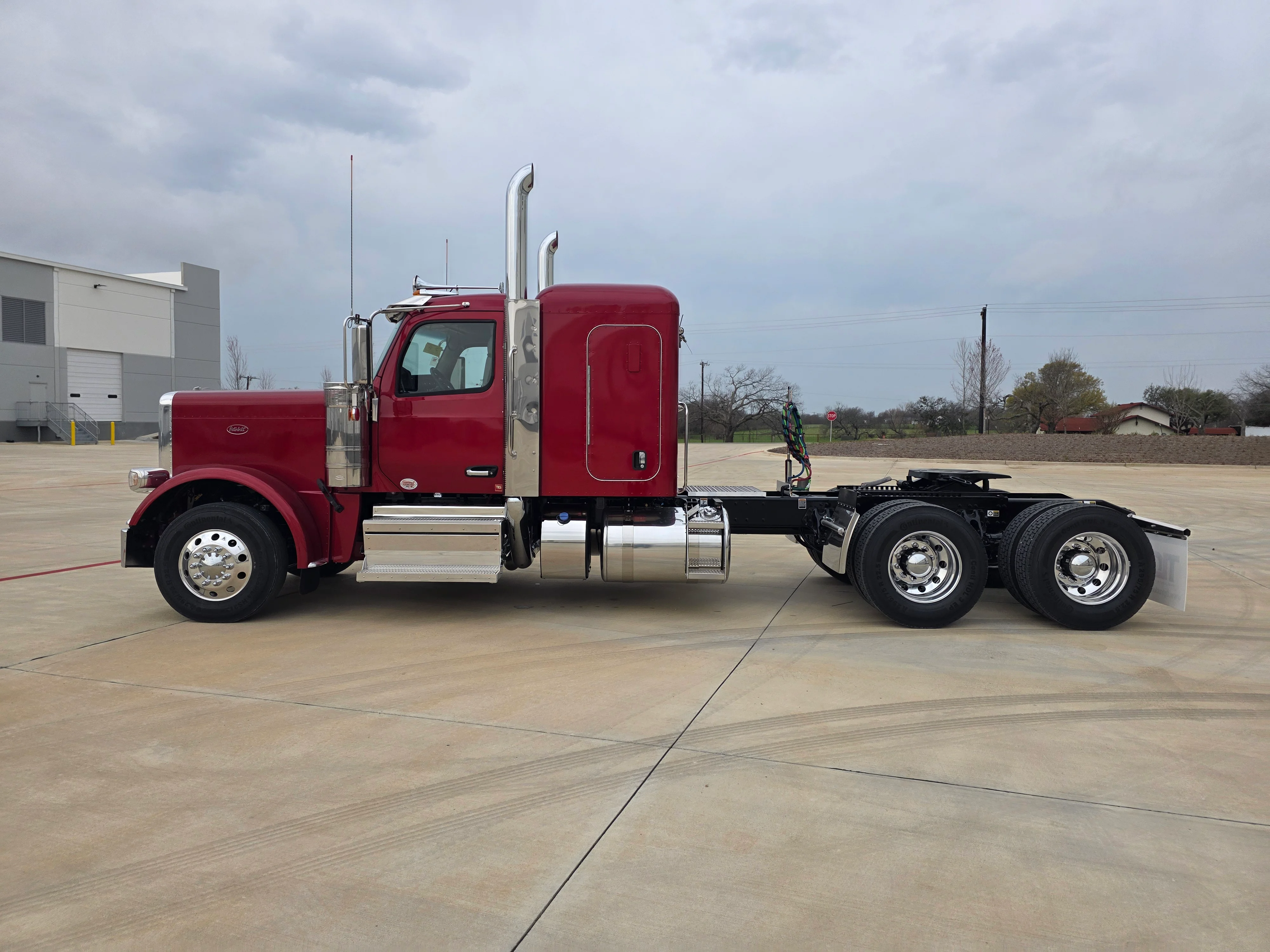 2027 Peterbilt 589 in O'fallon, MO — photo 2