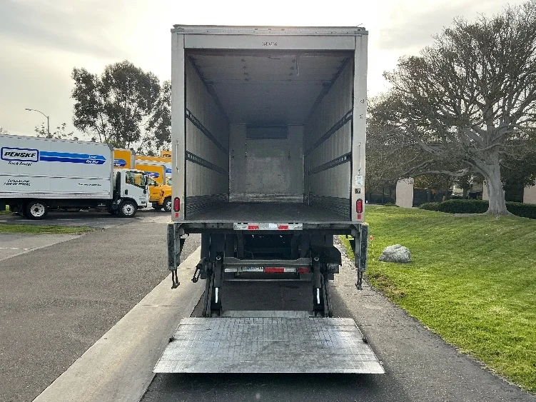 2020 Hino 268 - image 9