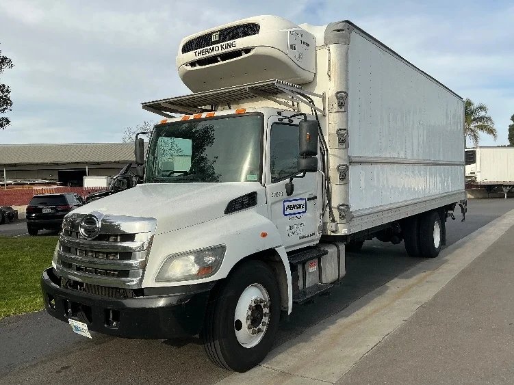 2020 Hino 268 - image 3