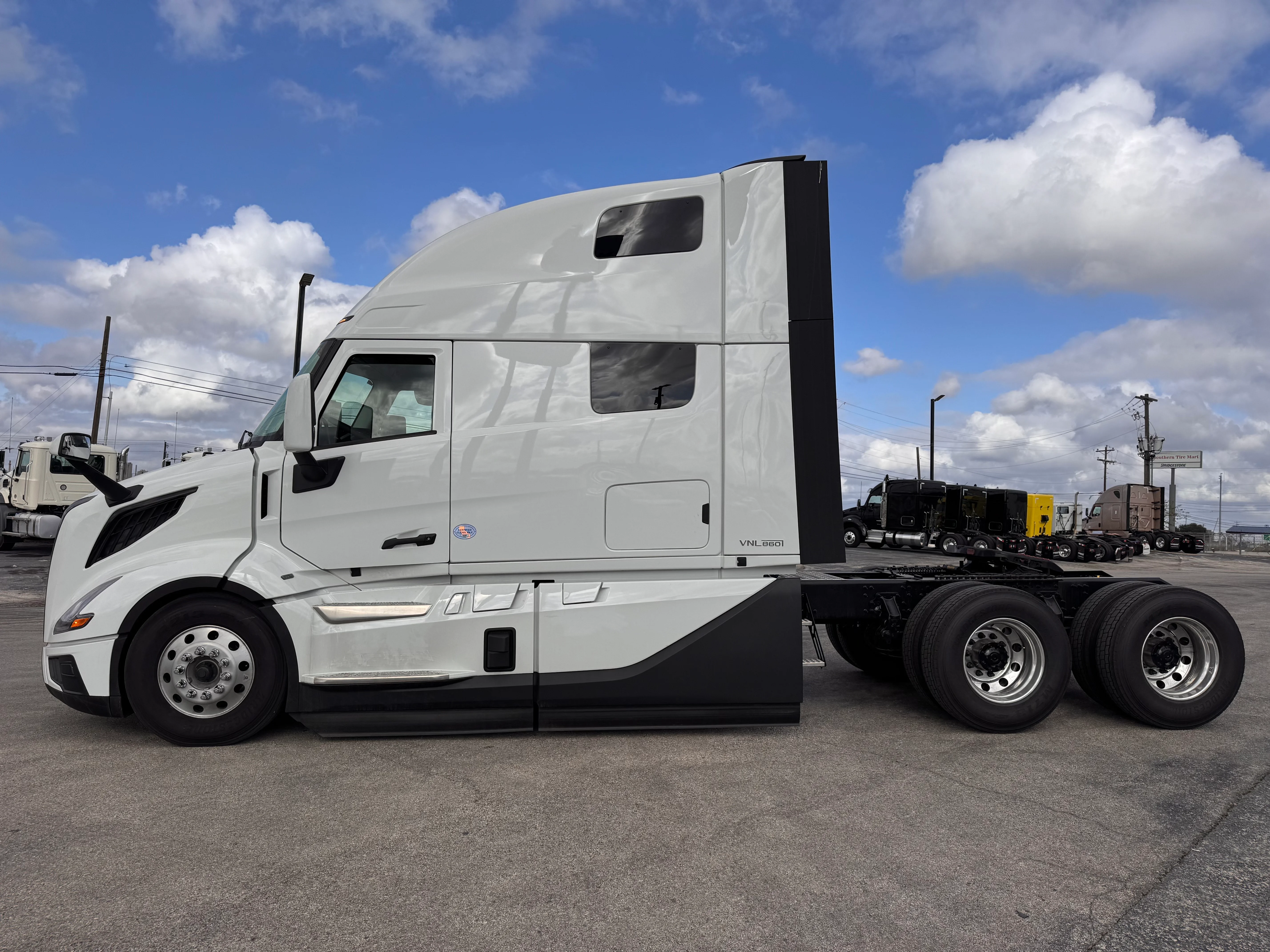 2026 Volvo VNL 860 in La Vergne, TX — photo 2