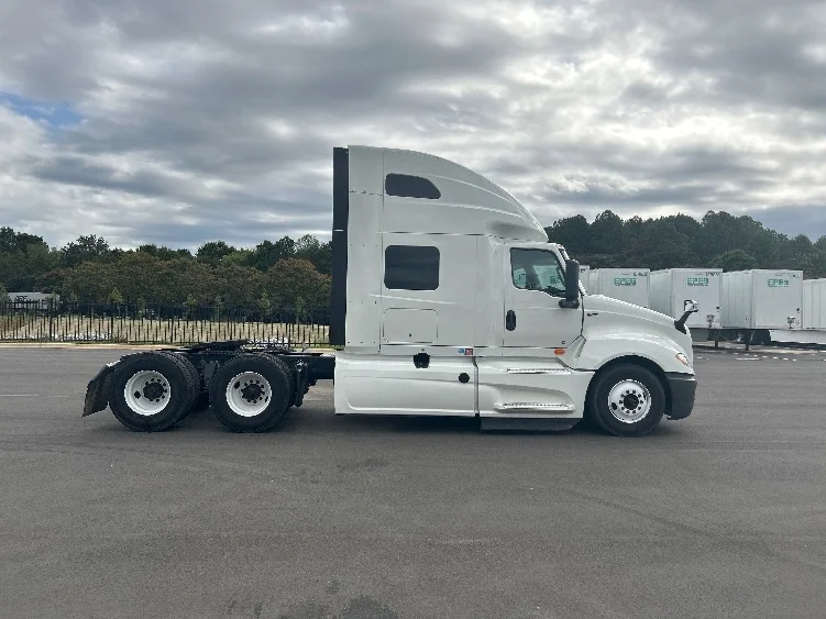 2022 International LT - image 8