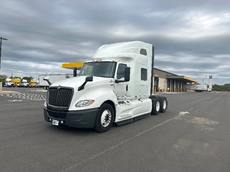 2022 International LT - image 3
