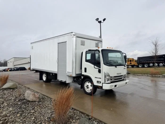 2025 Isuzu NPR - image 2