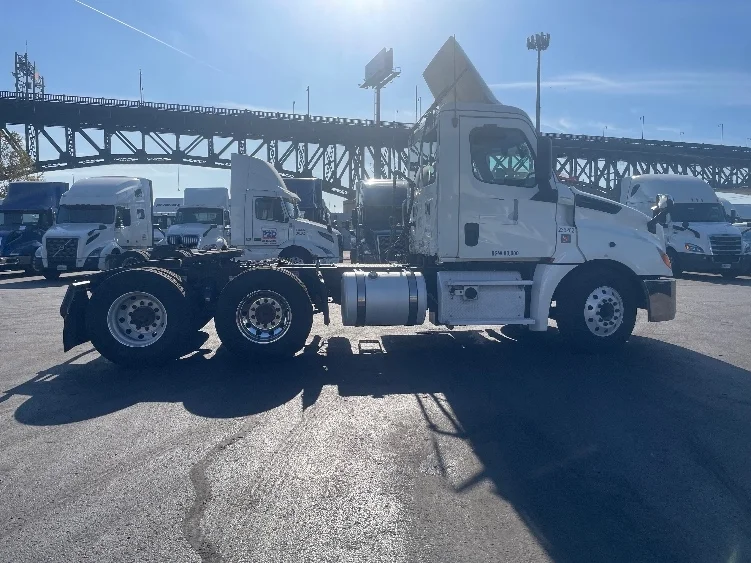 2019 Freightliner Cascadia in North Bergen, NJ — photo 8