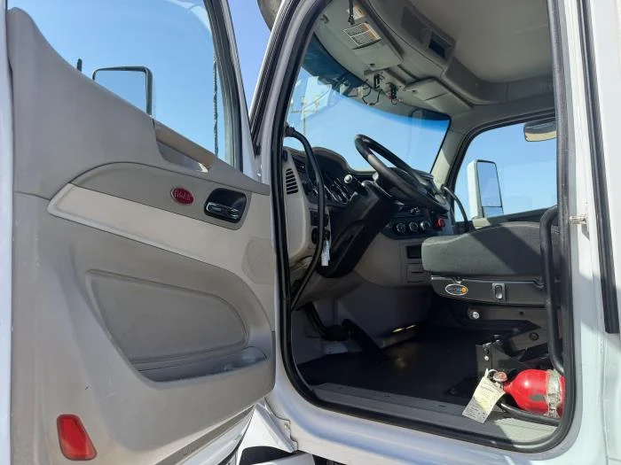 2021 Peterbilt 567 — photo 25