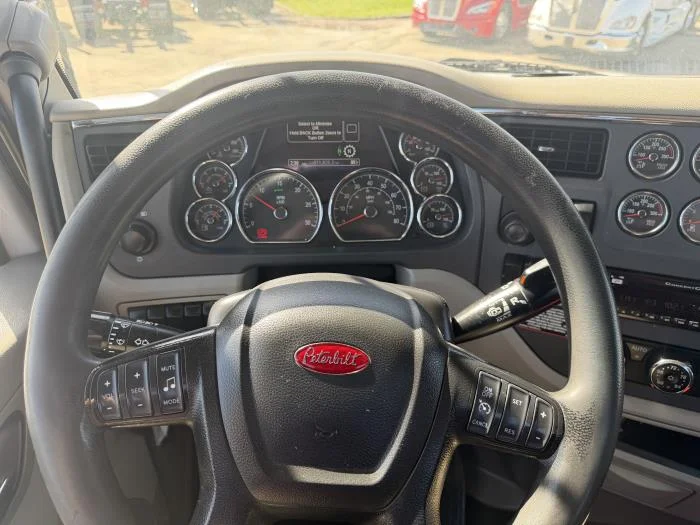 2021 Peterbilt 567 — photo 31