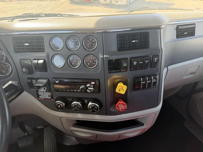 2021 Peterbilt 567 — photo 30