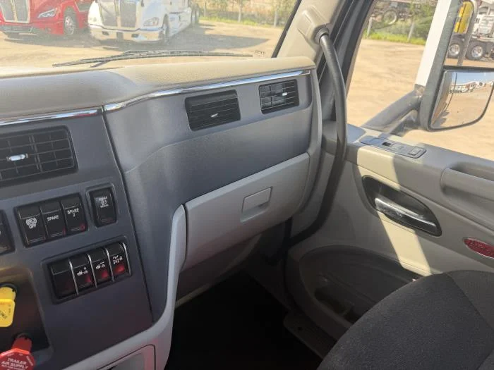 2021 Peterbilt 567 — photo 29
