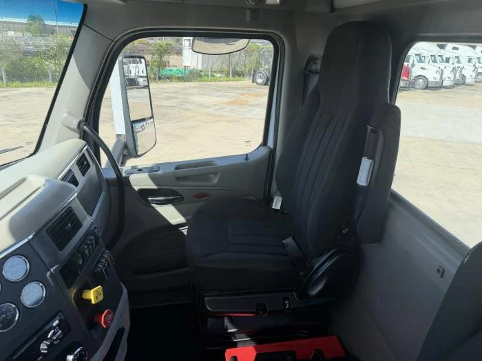 2021 Peterbilt 567 — photo 26