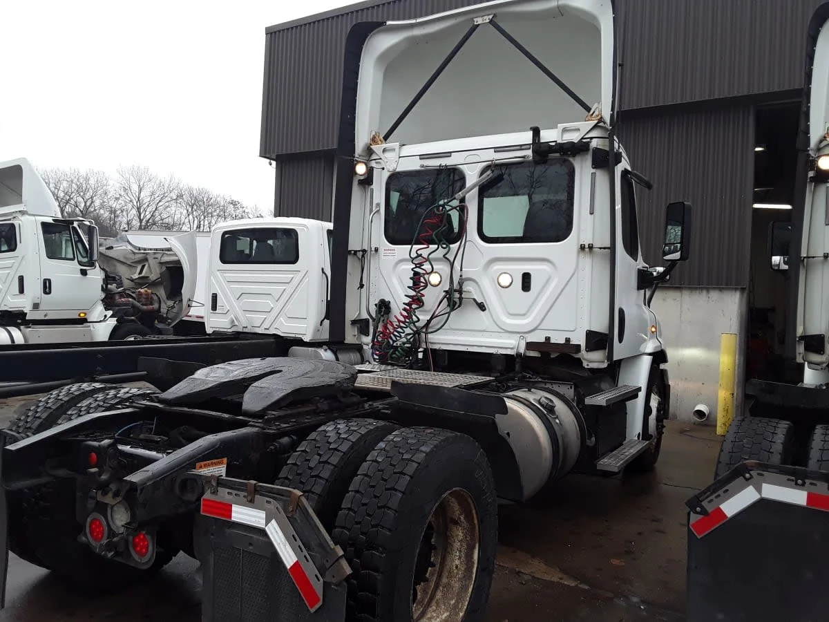2018 Freightliner Cascadia in Kansas City, MO — photo 4