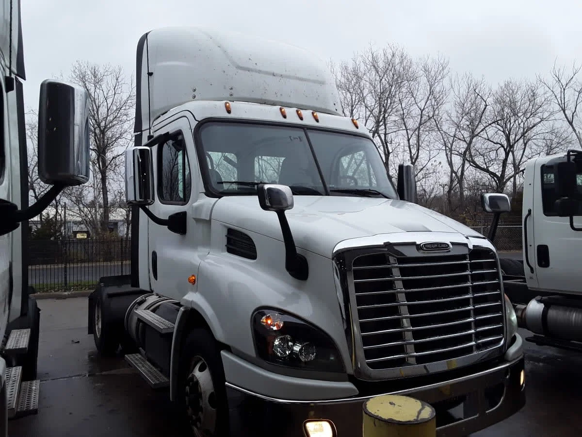 2018 Freightliner Cascadia in Kansas City, MO — photo 3
