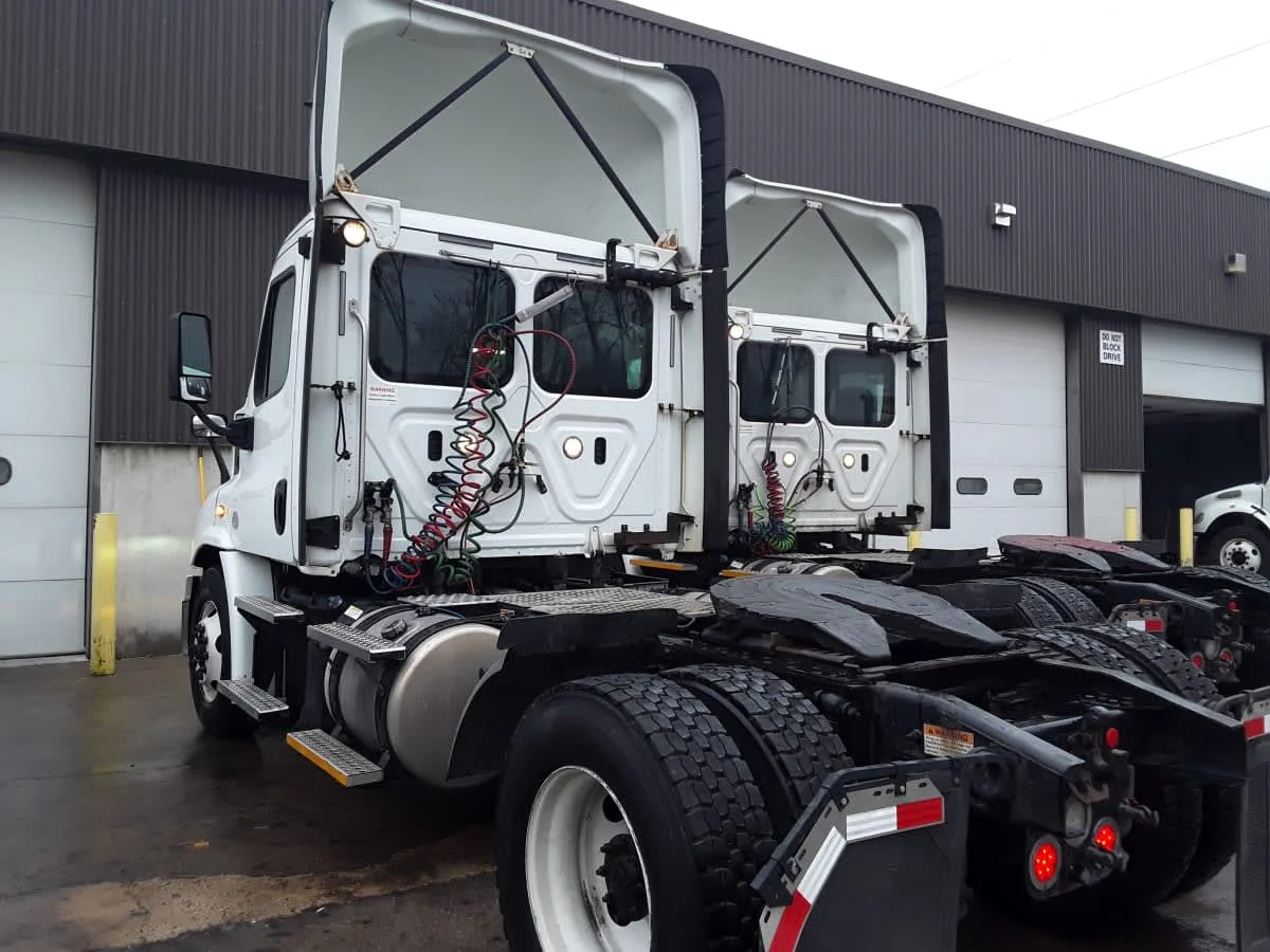 2018 Freightliner Cascadia in Kansas City, MO — photo 6
