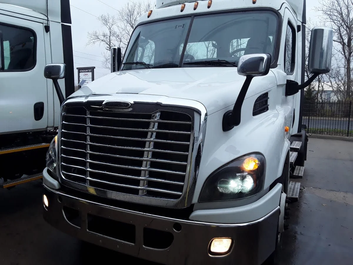2018 Freightliner Cascadia in Kansas City, MO — photo 2