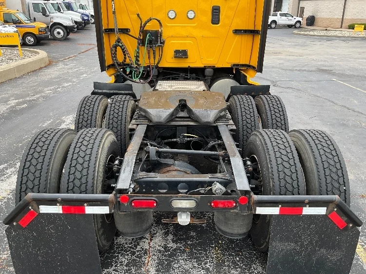 2022 International LT - image 6