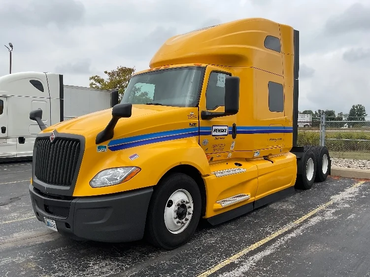 2022 International LT - image 3