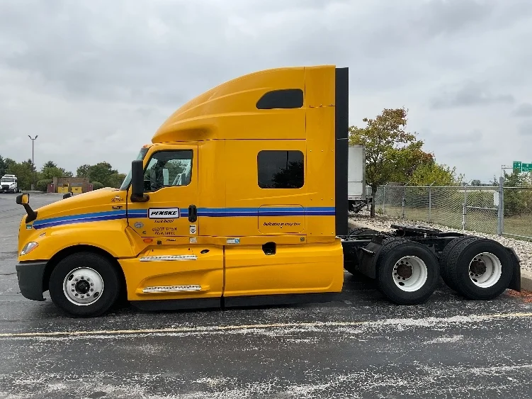 2022 International LT - image 4