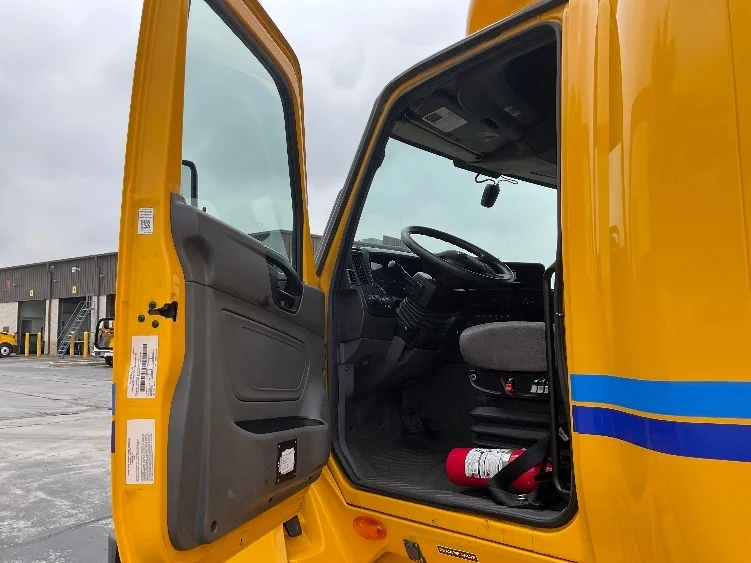 2022 International LT - image 9