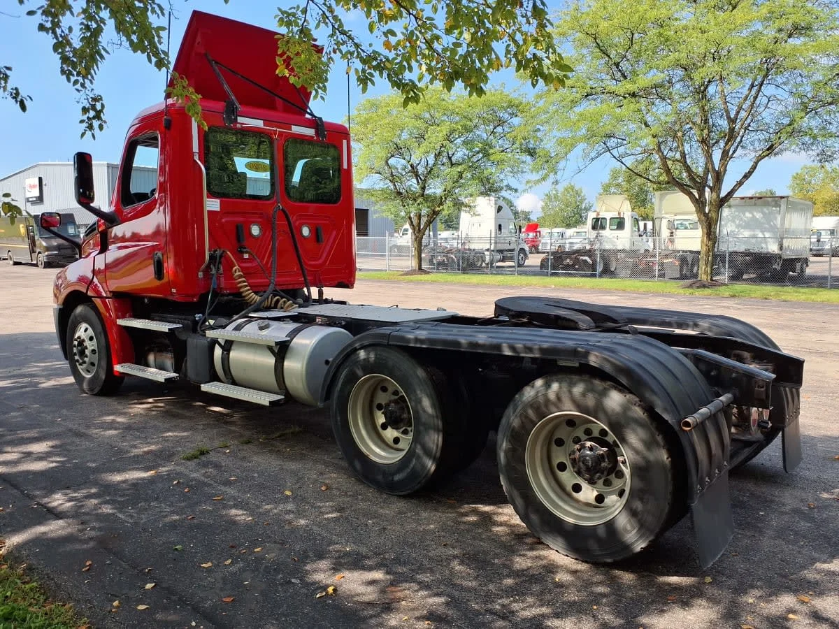2020 Freightliner Cascadia in Hilliard, OH — photo 6