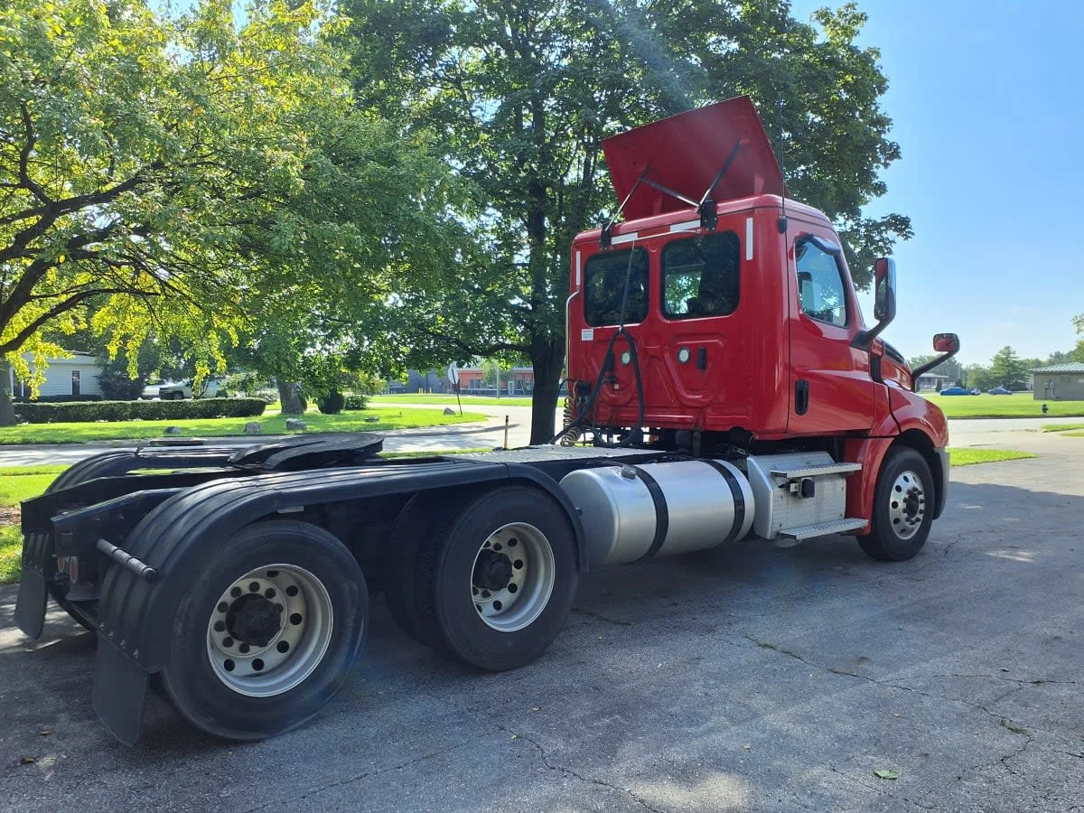 2020 Freightliner Cascadia in Hilliard, OH — photo 4