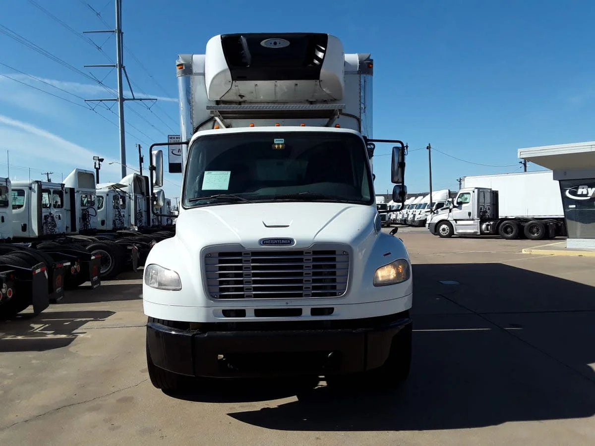 2019 Freightliner M2 106 in Dallas, TX — photo 2