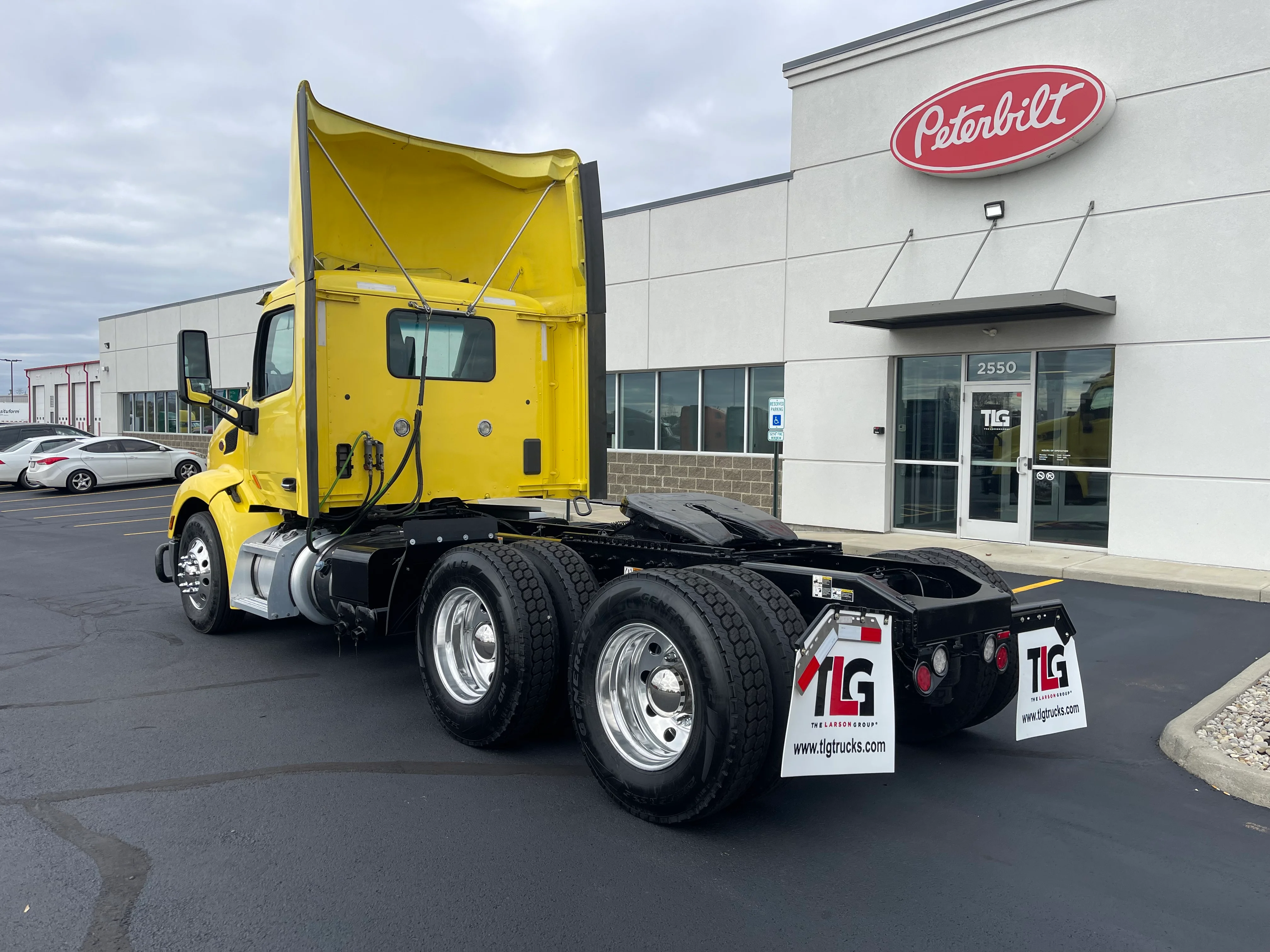 2021 Peterbilt 579 - image 3