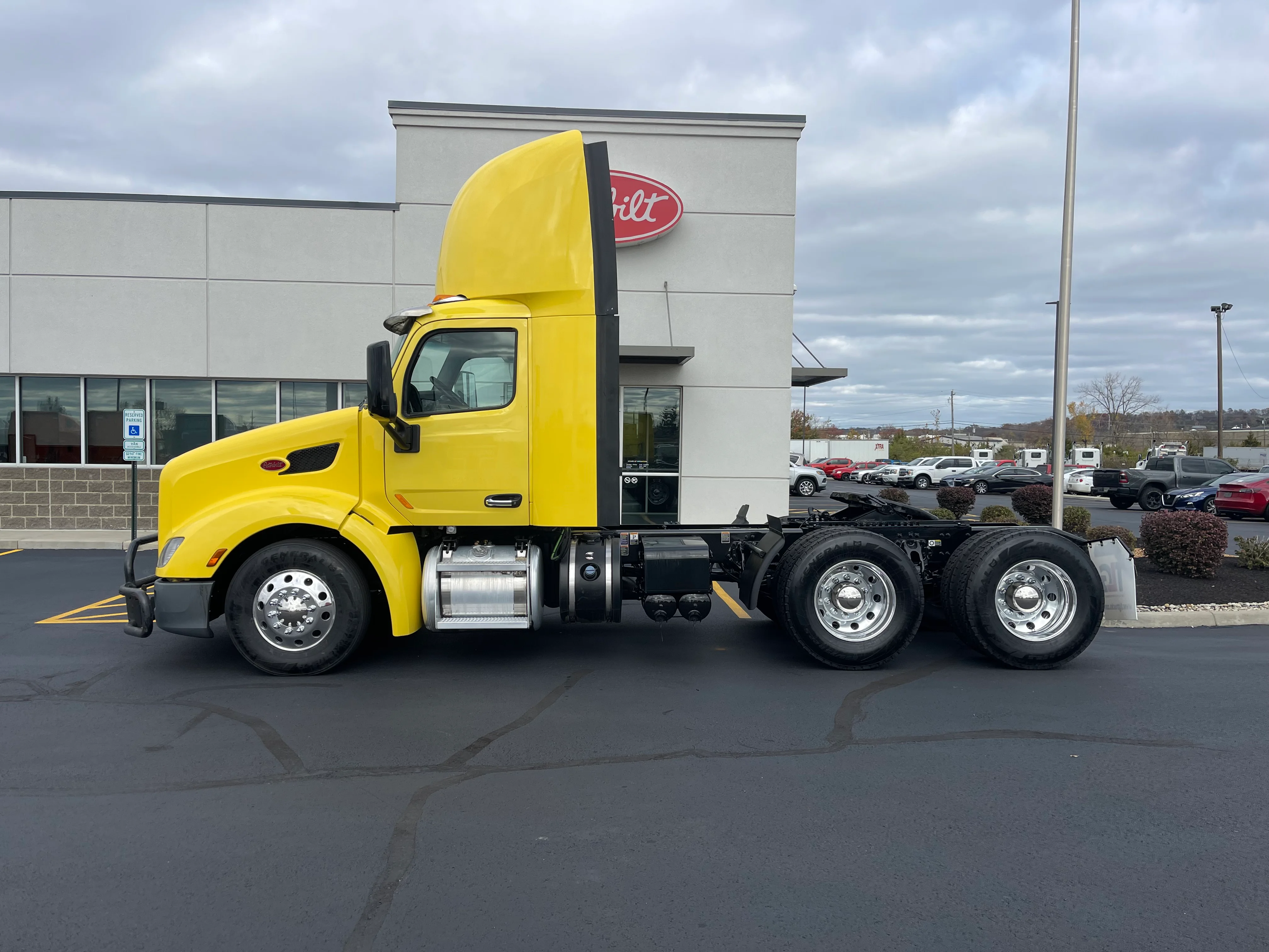 2021 Peterbilt 579 - image 2