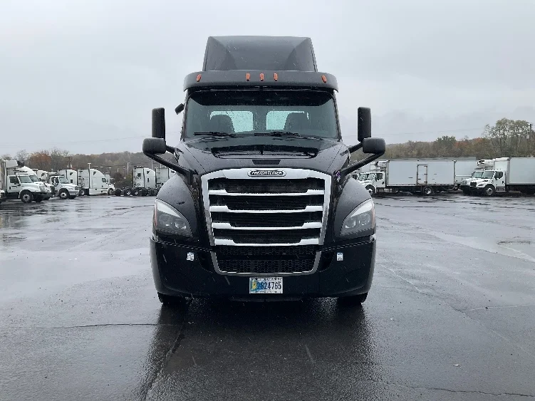 2020 Freightliner Cascadia - image 2